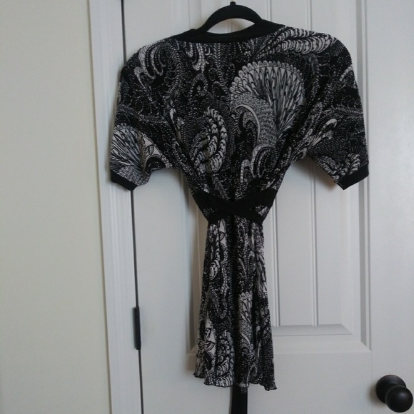 Black & White Accordion Fabric Top - Picture 3 of 3